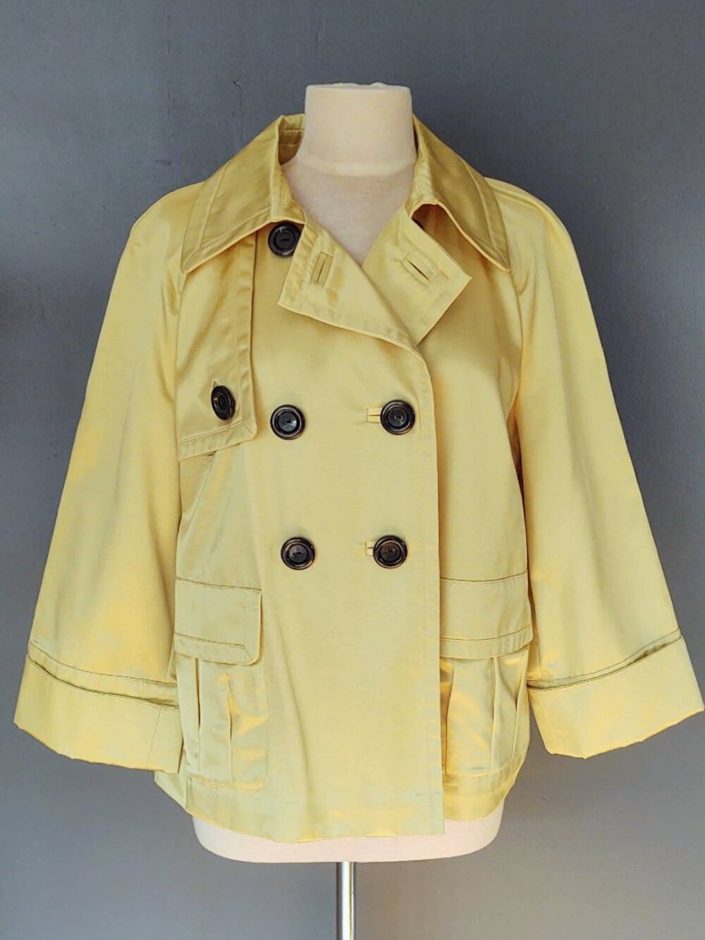 Short yellow trench coat